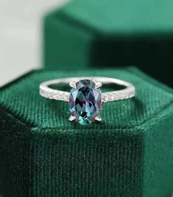 Anillo de oro blanco macizo de 14K de alejandrita corte ovalado natural de 2,26 quilates Foto 1 de 4