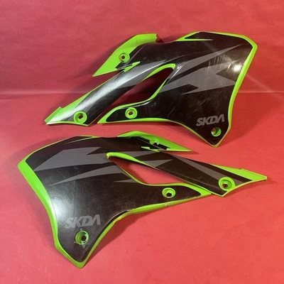 2023 KAWASAKI KX 85 KX 100 OEM COBERTURAS DE TANQUE DE GASOLINA DE PLÁSTICO DE FÁBRICA - Imagem 1 de 4