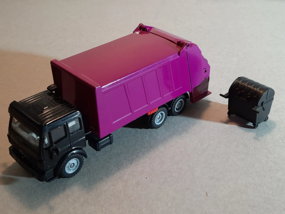 Siku 2926 / 2820 Mercedes Benz SK Müllauto purpur mit Mülltonne, Vitrinenmodell - Bild 1 von 4