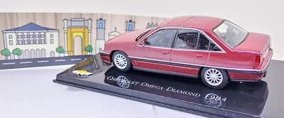 EDICOLA 1/43 Chevrolet Omega Diamond 1994 bordeaux con vetrina - Immagine 1 di 4