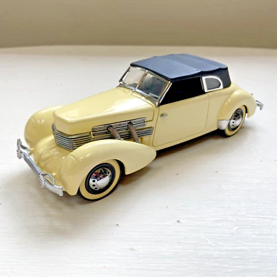 Franklin Mint 1/24 Scale FM221222B - 1937 Cord 812 Phaeton Coupe Cream - Image 1 of 4