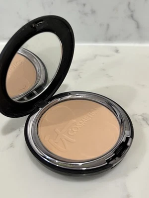 IT COSMETICS CELEBRATION FOUNDATION MEDIUM BEIGE NWOB - Image 1 of 4