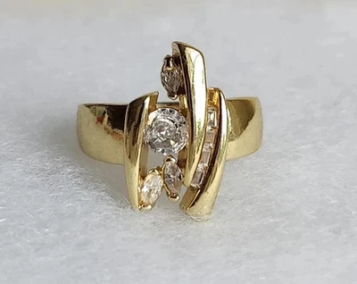 Anillo de compromiso redondo de 2 quilates con diamantes creados en laboratorio para mujer placa de oro amarillo de 14 k Foto 1 de 4
