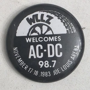 Vintage AC/DC Pin Detroit Konzert Joe Louis Arena Radiosender Promo Button - Bild 1 von 4