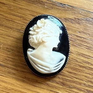 vintage cameo brooch pin Black & White Flower In Her Hair - Picture 1 of 3