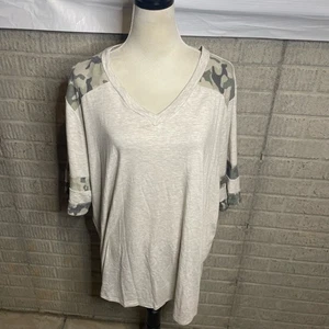 Neu ohne Etikett Chic Soul Damen hellgrau Tarnmusterärmel Oversize-T-Shirt Größe 3XL - Bild 1 von 5