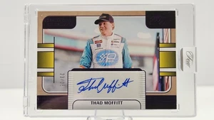 Thad Moffit 2025 Panini Turn Four NASCAR púrpura/25 firmas de escenario central automático - Imagen 1 de 4