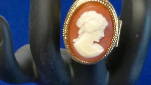 AVON Poison Ring Size 5 Gold Tone Cameo Locket Ring Secret Compartment Vintage - Picture 1 of 6