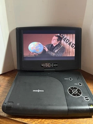 Reproductor de DVD portátil Insignia 8,5" con pantalla giratoria NS-PSVD8 con adaptador de corriente Foto 1 de 4