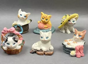 (6) Lotto Pezzi - Mini Figurine Gattino Calico Gatto Gatto - Cesto Stivale Cappello Violino - Foto 1 di 23