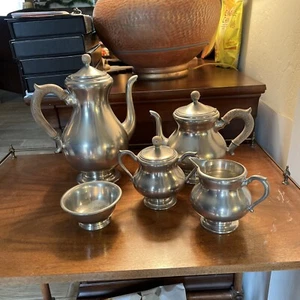 Servicio de té/café de peltre vintage Royal Holland, soportes de madera, tazón de bonificación, década de 1970 - Imagen 1 de 4