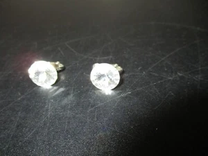 Vintage Non-Pierced Earrings One Pair Estate Jewelry - Picture 1 of 6