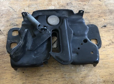 Chrysler 200 2011 pestillo de capó Foto 1 de 4