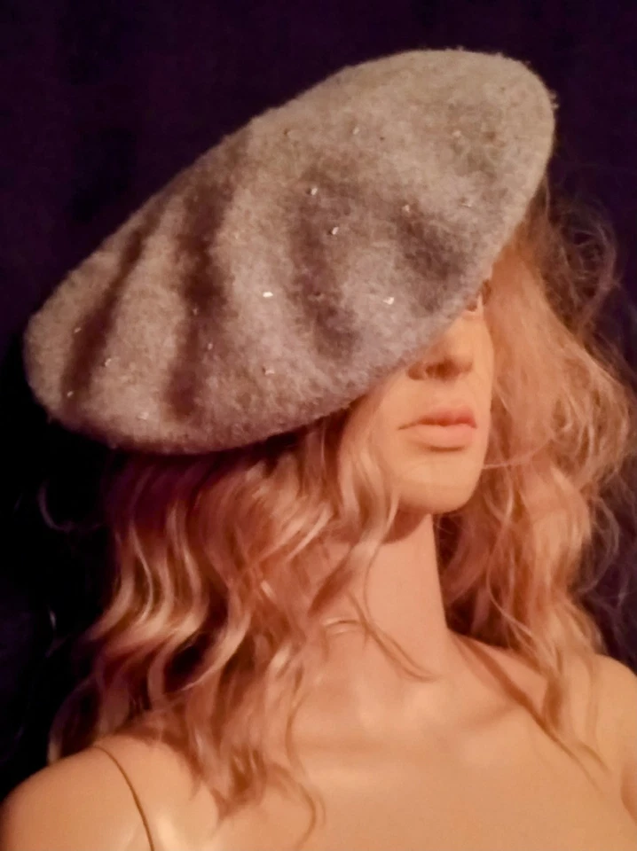 Boina ou chapéu tam metal cravejado prata cinza Calvin Klein etiqueta assinada tamanho único  - Imagem 1 de 4