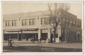 1909 Almena, Kansas - FOTO REAL farmacia y escena callejera - postal vintage - Imagen 1 de 2