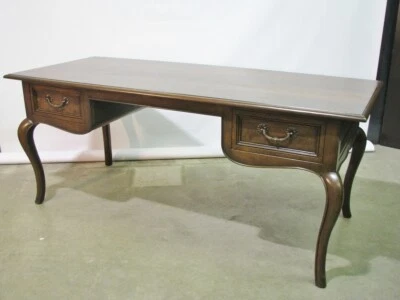 De colección. Escritorio estilo provincial italiano nogal Baker Furniture; como nuevo Foto 1 de 4