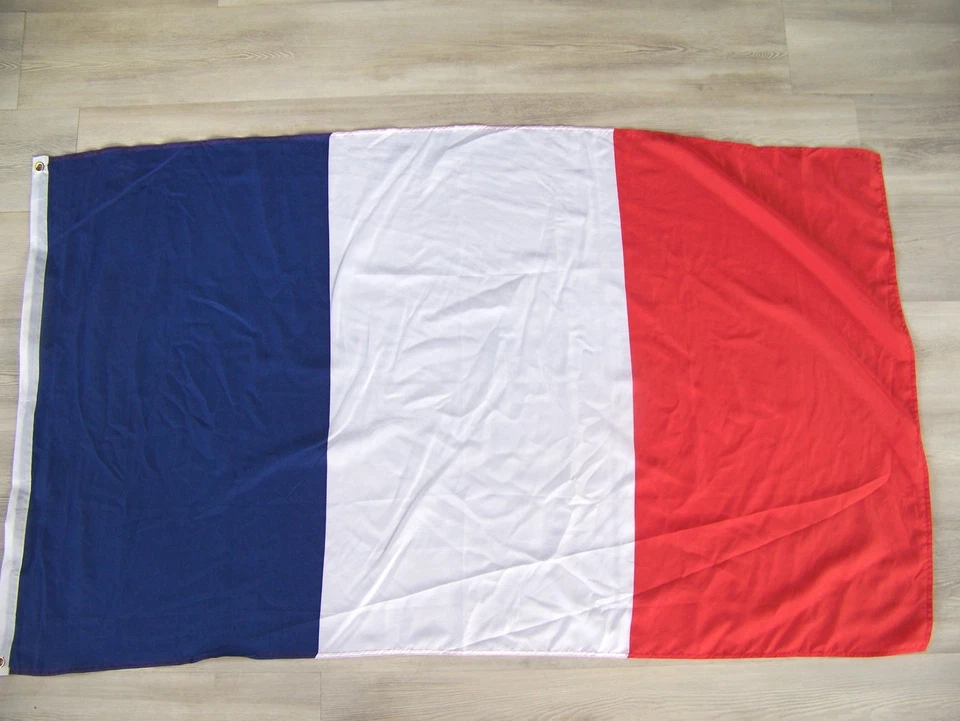 DRA006   DRAPEAU FRANCE  FRANCAIS   90X150 CM   NEUF AVEC  OEILLET  DE  FIXATION - Photo 1/1