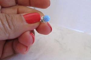 Pendiente de ópalo de un solo perno una cuenta de 5 mm, poste de plata de ley, joyería minimalista - Imagen 1 de 5