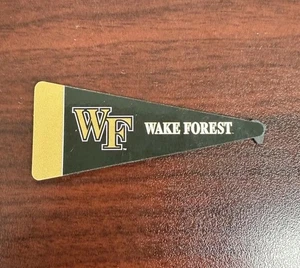Wake Forest Demon Deacons MAGNET Mini Pennant ACC Refrigerator 1 1/4” x 2 3/4 - Foto 1 di 2