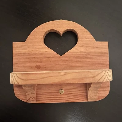 Prateleira de exposição de madeira vintage coração recortado decoração de fazenda campo Cottagecore - Imagem 1 de 4