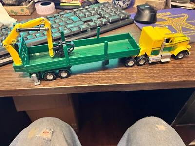 1:56 Maisto Super Haulers Freightliner Semi Truck & Logging Trailer D0778 LZ - Image 1 of 4