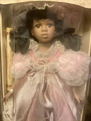 Muñeca de porcelana afroamericana de 17" Collectors Choice con certificado y soporte difícil de encontrar Foto 1 de 3