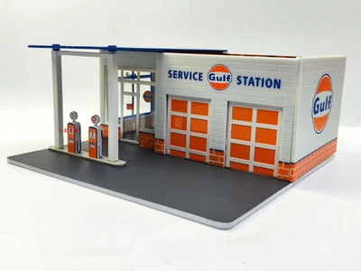 Green Light 1:64 Mechanic's Corner Series 1 Gulf Oil Gas Station Scene 57012car  - Image 1 of 4
