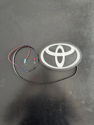 Emblema parrilla LED Toyota Foto 1 de 3