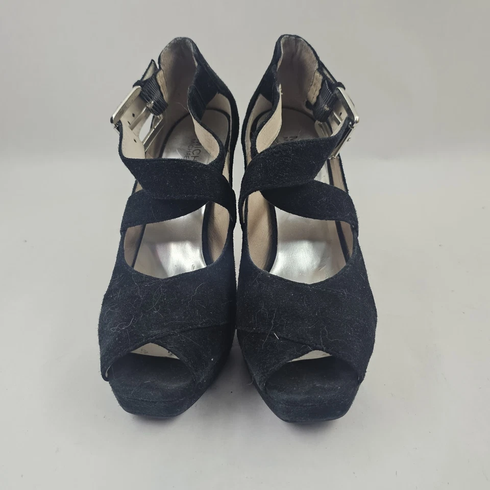 Sandalia Michael Kors con correa al tobillo con dije de cuña talla 7 1/2M Foto 1 de 4