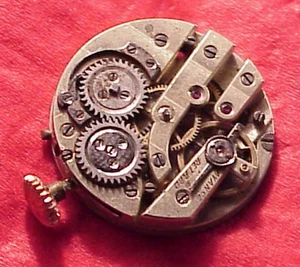 VINTAGE WOLFSZAHNAUFZUG 20,65MM HOCHWERTIGES TASCHENUHRWERK GUTE BALANCE - Bild 1 von 8