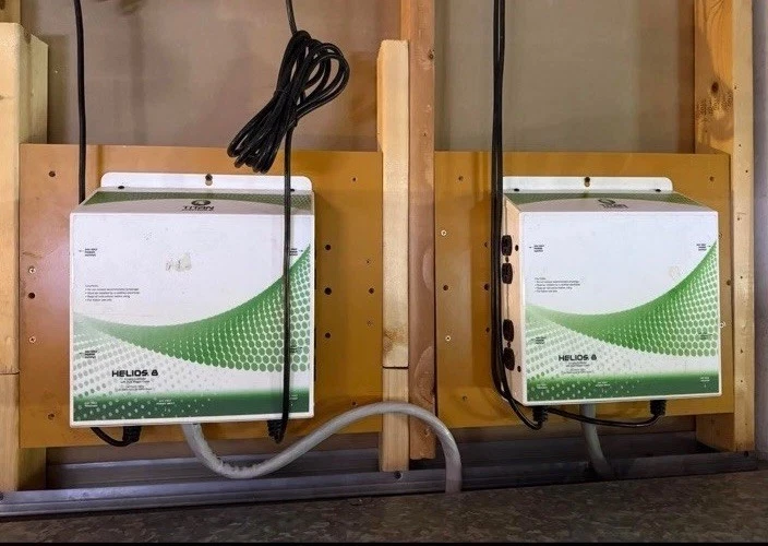 Controlador Titan Controls® Helios® 8 con cables de disparo dobles - 8 luces, 240 V Foto 1 de 1