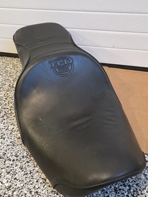 Сиденье скользящее Harley Davidson 1999 Super с тисненным логотипом 52171-96 - Изображение 1 из 4