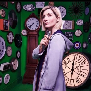Jodie Whittaker Unsigned 8x8 photo - Doctor Who - Donation to Cancer Charity *23 - Imagen 1 de 1