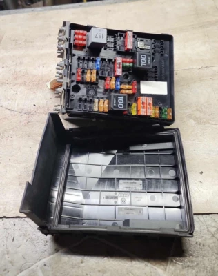08-10 VW PASSAT 13-17 VW CC 15-17 AUDI Q3 BAJO CAPÓ CAJA RELÉ FUSIBLES OEM Foto 1 de 4