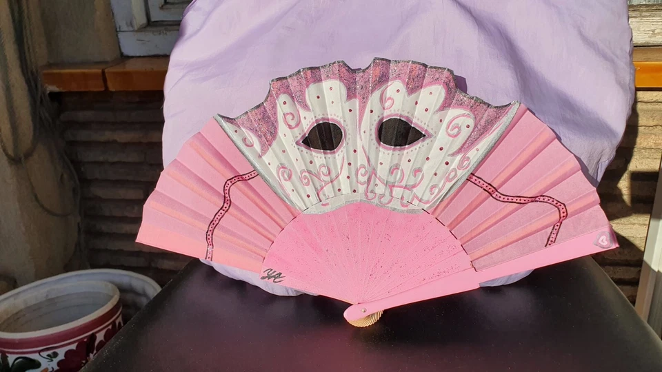 Pintado a mano en España - Abanico de mano de carnaval - Rosa Foto 1 de 1
