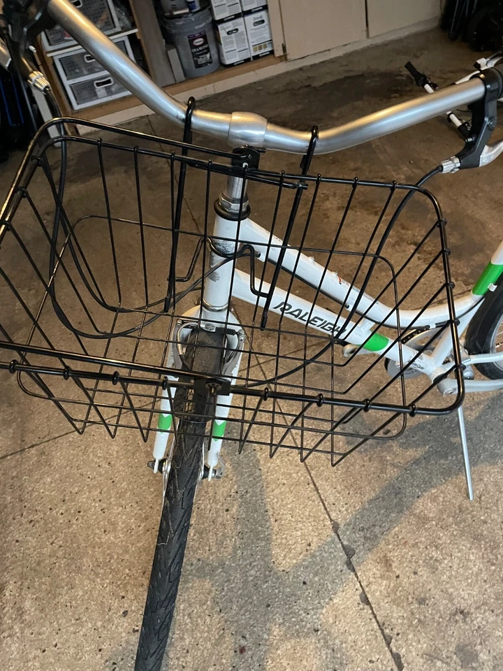 Bicicleta de asiento grande blanca con cesta. Estilo Mujer (Blanco y Verde) Foto 1 de 4