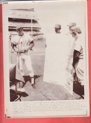 1973   NEW YORK METS    8 X 11    GLOSSY   WILLIE MAYS  w/ BERRA, JONES, SEAVER - Image 1 of 2