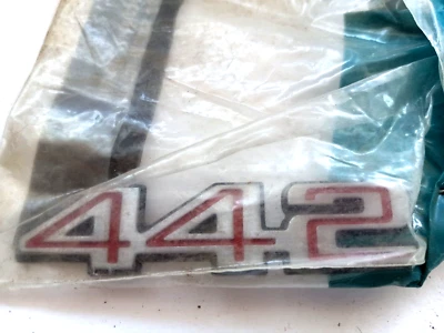 Nuevo de Lote Antiguo 1978-'87 Olds Cutlass 442 Panel de Puerta Emblema GM #20083948 en Paquete Original Foto 1 de 3