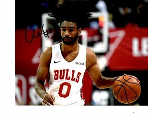 CHICAGO BULLS COBY WHITE SIGNED WHITE JERSEY 8X10 - Imagen 1 de 1