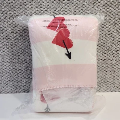 COBERTOR LISTRADO ROSA E BRANCO ACONCHEGANTE DE PELÚCIA VICTORIA'S SECRET vermelho CORAÇÕES US$ 69,95 - Imagem 1 de 4