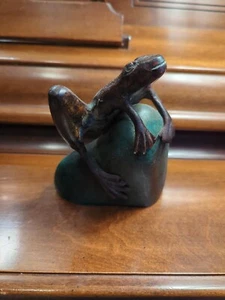 Vintage Cast Bronze Frog On Rock Figurine 2.9 lbs Fabulous - Picture 1 of 9