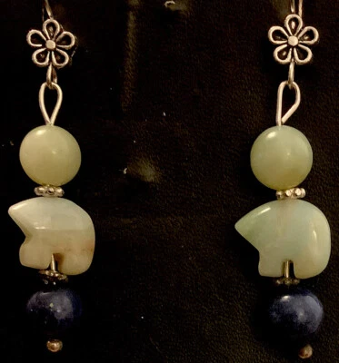 Pendientes únicos de osos de jade y lapislázuli de Zuni Dezigns de Zetroc Foto 1 de 4