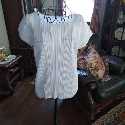 USADO EXCELENTE ESTADO PLISSADO ISSEY MIYAKE TOP MANGA CURTA EM BRANCO, TAMANHO - Imagem 1 de 4