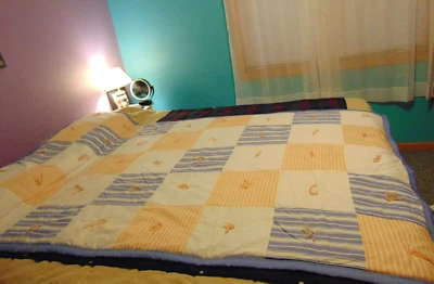 NUEVO~HECHO A MANO MULTICOLOR AZUL, BLANCO ALBARICOQUE PATCHWORK CUADRADO RAYAS COLCHA GEMELO Foto 1 de 4