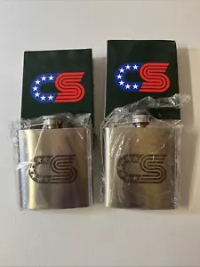 2 Nuevos frascos de whisky de metal con logotipo de rayas de estrellas patrióticas Chris Stapleton 6 oz NUEVO - Imagen 1 de 2