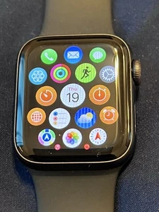 Apple Watch SE (GPS + Cellular, 40mm) Space Gray 32 G - Photo 1 sur 8