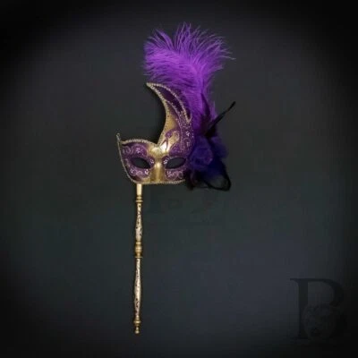 Máscara de fiesta con palo de sujeción | Máscara de mascarada de plumas dorado púrpura M6131 Foto 1 de 4