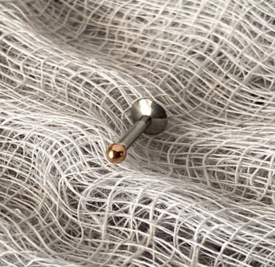 Micro bola de titanio pequeña de 2 mm Labret Monroe Stud roscada internamente 16 g 1 pieza Foto 1 de 4