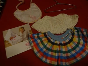 vétements vintage poupée,  cintre fer,, bavoir et catalogue corolle - Imagen 1 de 24