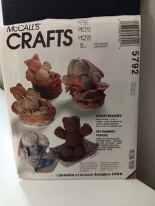McCall’s Crafts 5792 Bär, Katze & Hase mit Körben - 14 Zoll groß - ungeschnitten - Bild 1 von 2